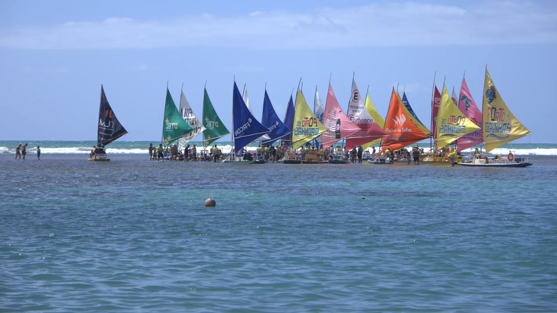 Jangadas coloridas nas piscinas naturais de Porto de Galinhas